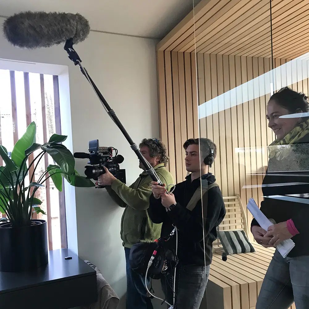 Filmteam von BR Gut zu wissen im Drehhaus Kylie von Gronych + Dollega Architekten in Heuchelheim bei Gießen.