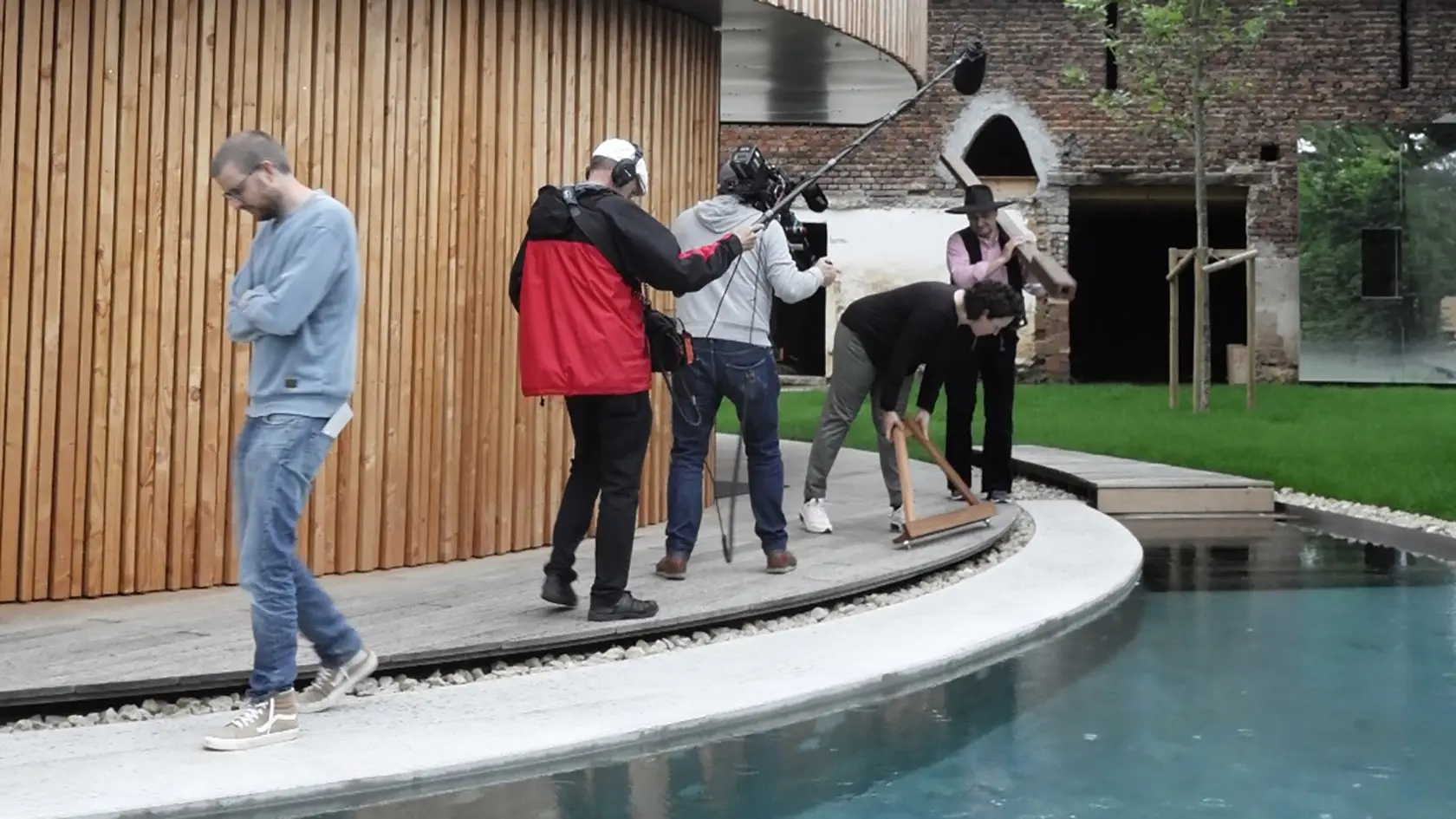Filmteam von ProSieben Galileo vor dem Drehhaus Kylie von Gronych + Dollega Architekten in Heuchelheim bei Gießen.
