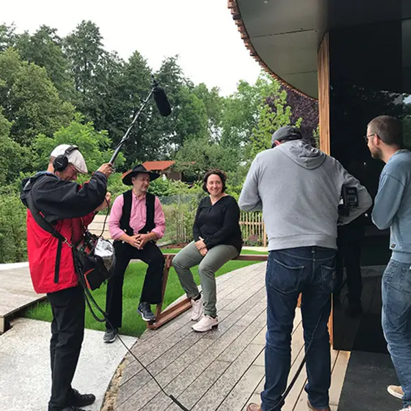 Interview bei den Galileo Filmaufnahmen auf der Terrasse des Drehhaus Kylie von Gronych + Dollega Architekten in Heuchelheim bei Gießen.