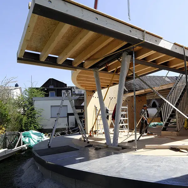 Holzkonstruktion des Drehhaus Kylie von Gronych + Dollega Architekten in Heuchelheim bei Gießen während der Zimmerarbeiten.