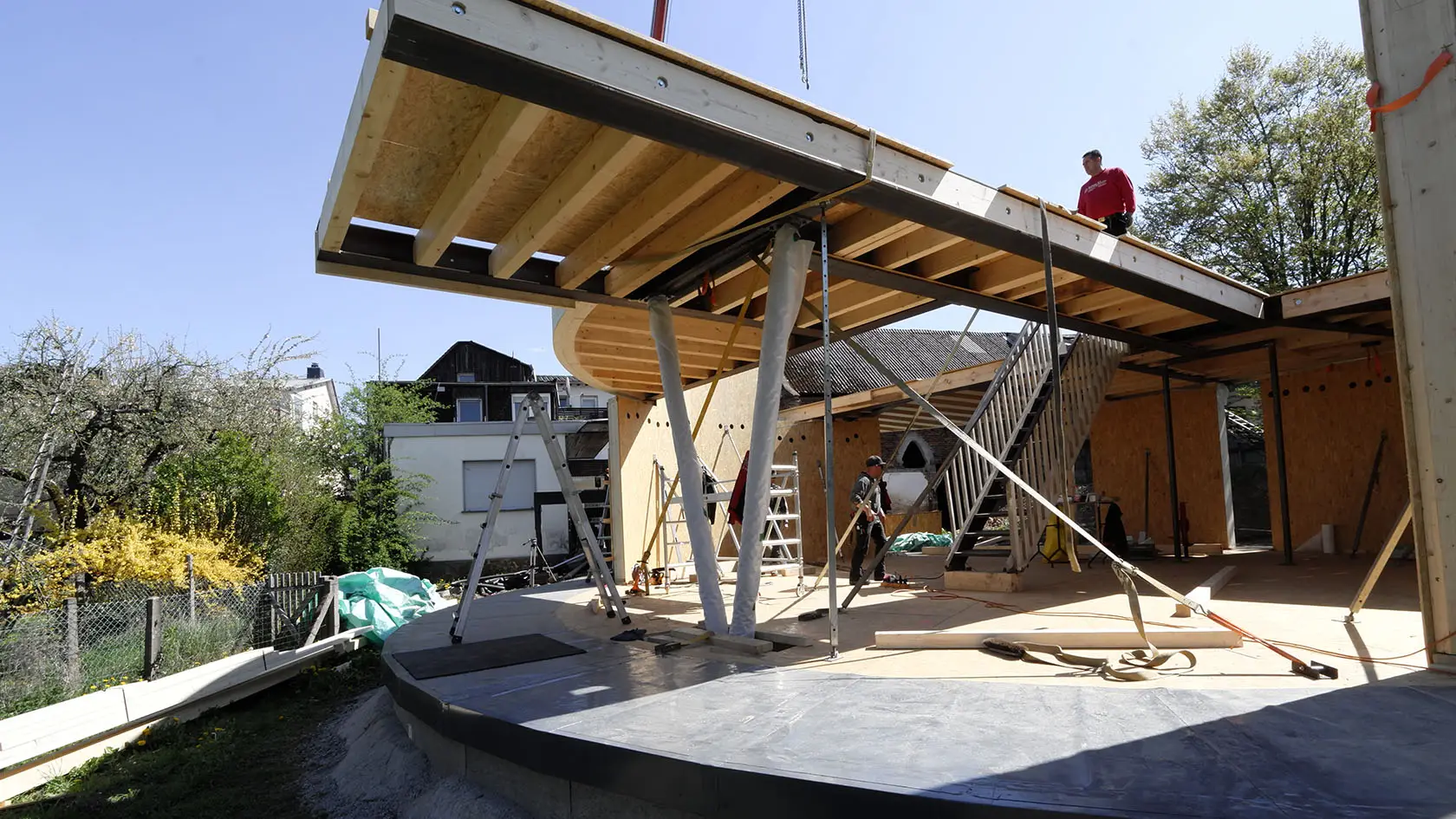 Holzkonstruktion des Drehhaus Kylie von Gronych + Dollega Architekten in Heuchelheim bei Gießen während der Zimmerarbeiten.