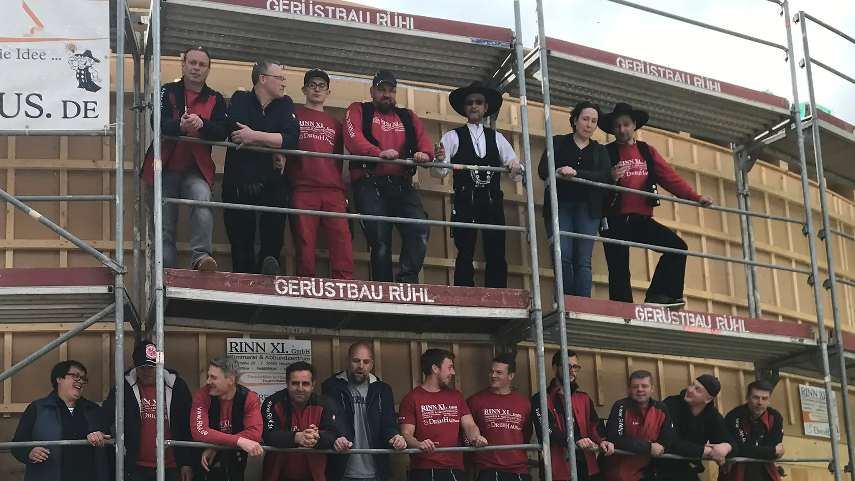Zimmerleute beim Richtfest des Drehhaus Kylie von Gronych + Dollega Architekten in Heuchelheim bei Gießen.