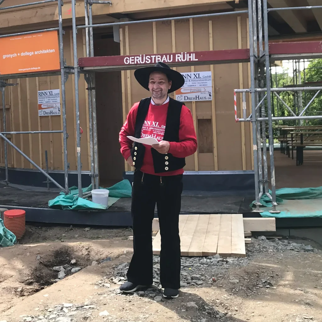 hristopher Rinn hält den Richtspruch beim Richtfest des Drehhaus Kylie von Gronych + Dollega Architekten in Heuchelheim bei Gießen.