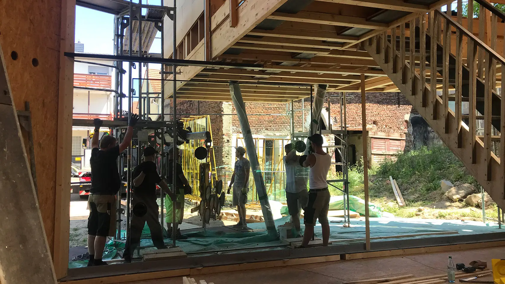 Verglaster Innenraum des Drehhaus Kylie von Gronych + Dollega Architekten in Heuchelheim bei Gießen während der Bauphase.