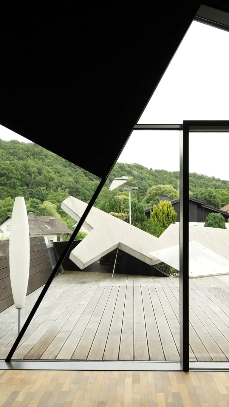 Vertikaler Blick von innen nach außen im Haus des Markscheiders in Tiefenbach bei Wetzlar mit gerahmter Landschaft und skulpturalen Betonflächen