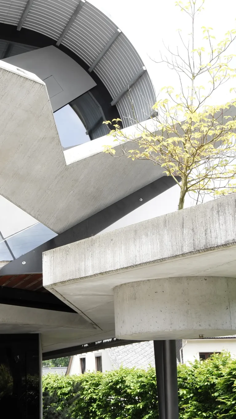 Vertikales Detail des Hauses des Markscheiders in Tiefenbach bei Wetzlar mit Betonbrüstung, Sichtbeton und skulpturaler Baukörperkante