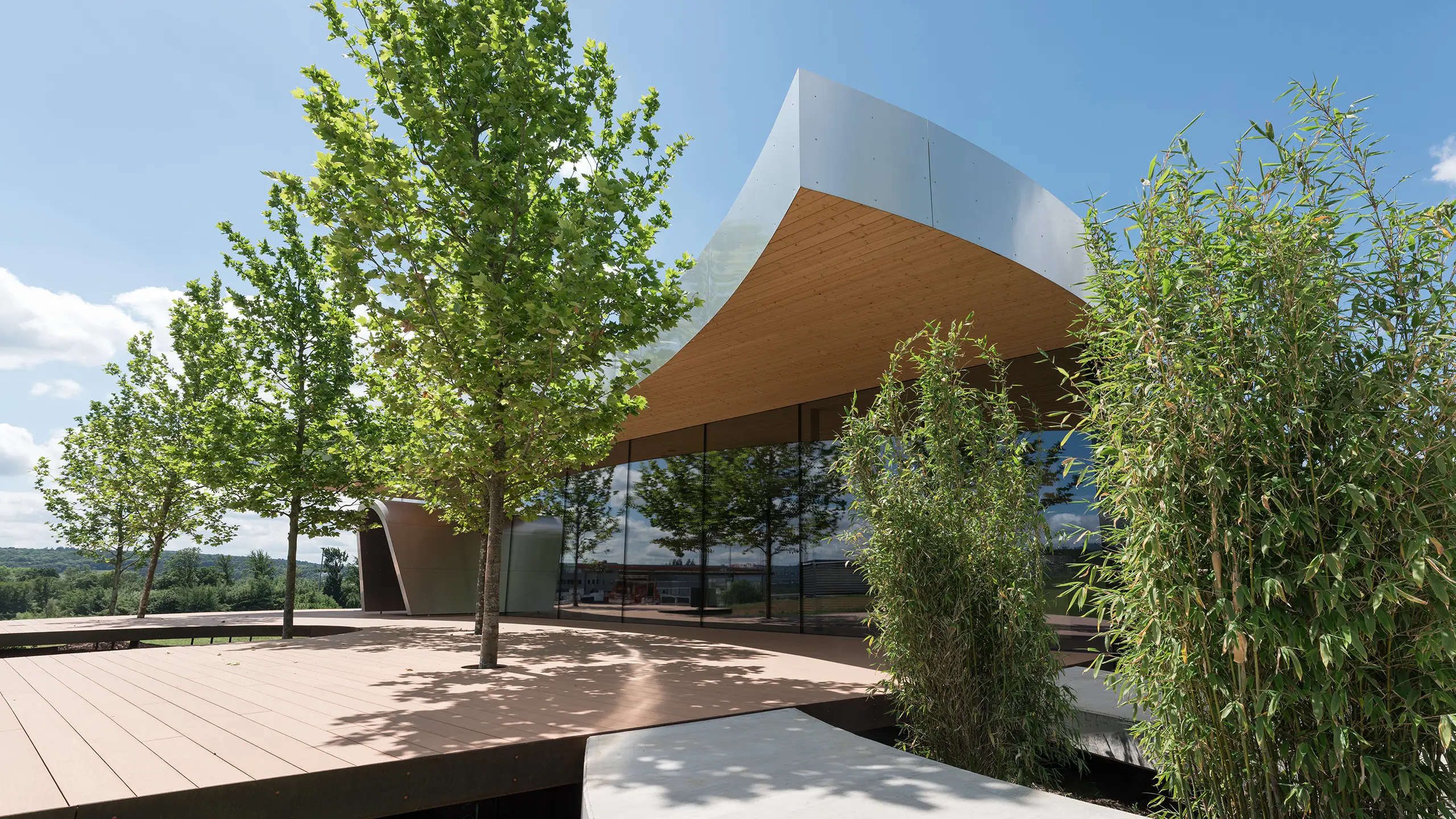 THE SPACE Showroom in Solms-Mittelbiel bei Wetzlar mit Glasfassade, Eingang, Bäumen und landschaftlichem Außenraum.