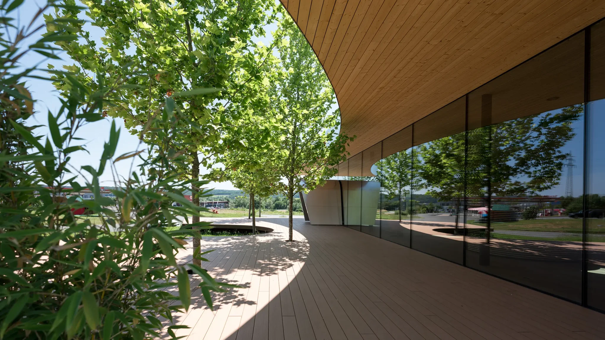Rundgang durch THE SPACE in Solms-Mittelbiel bei Wetzlar mit Glasfassade, Bäumen und landschaftlichem Außenraum.