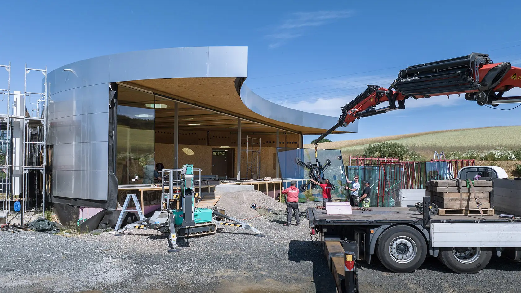 Baustelle von THE SPACE in Solms-Mittelbiel bei Wetzlar während der Montage der Glasfassade.