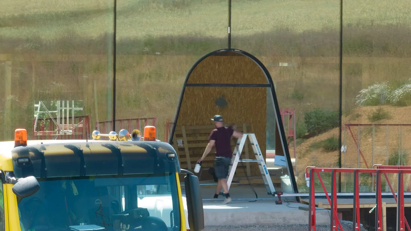 Eingangselement der Glasfassade von THE SPACE in Solms-Mittelbiel bei Wetzlar während der Montage.