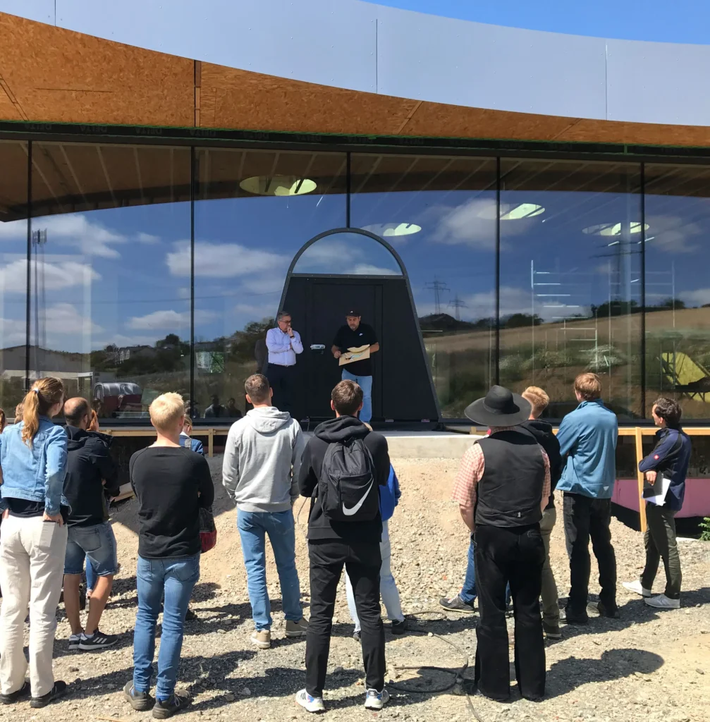 Studierende der THM Gießen beim Baustellenbesuch von THE SPACE in Solms-Mittelbiel bei Wetzlar.