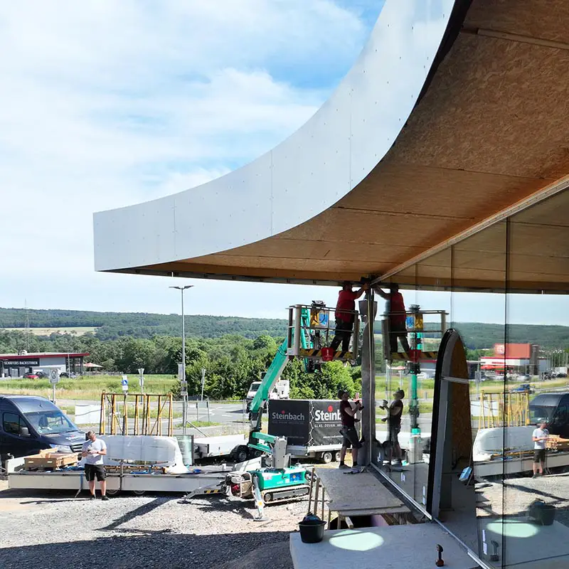 Einbau der großformatigen Glasfassade von THE SPACE in Solms-Mittelbiel bei Wetzlar.