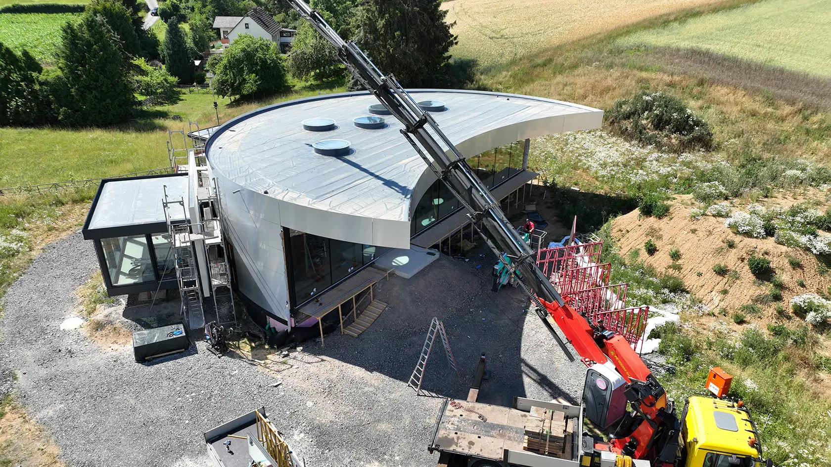 Luftbild von THE SPACE in Solms-Mittelbiel bei Wetzlar während der Verglasung mit Kran.