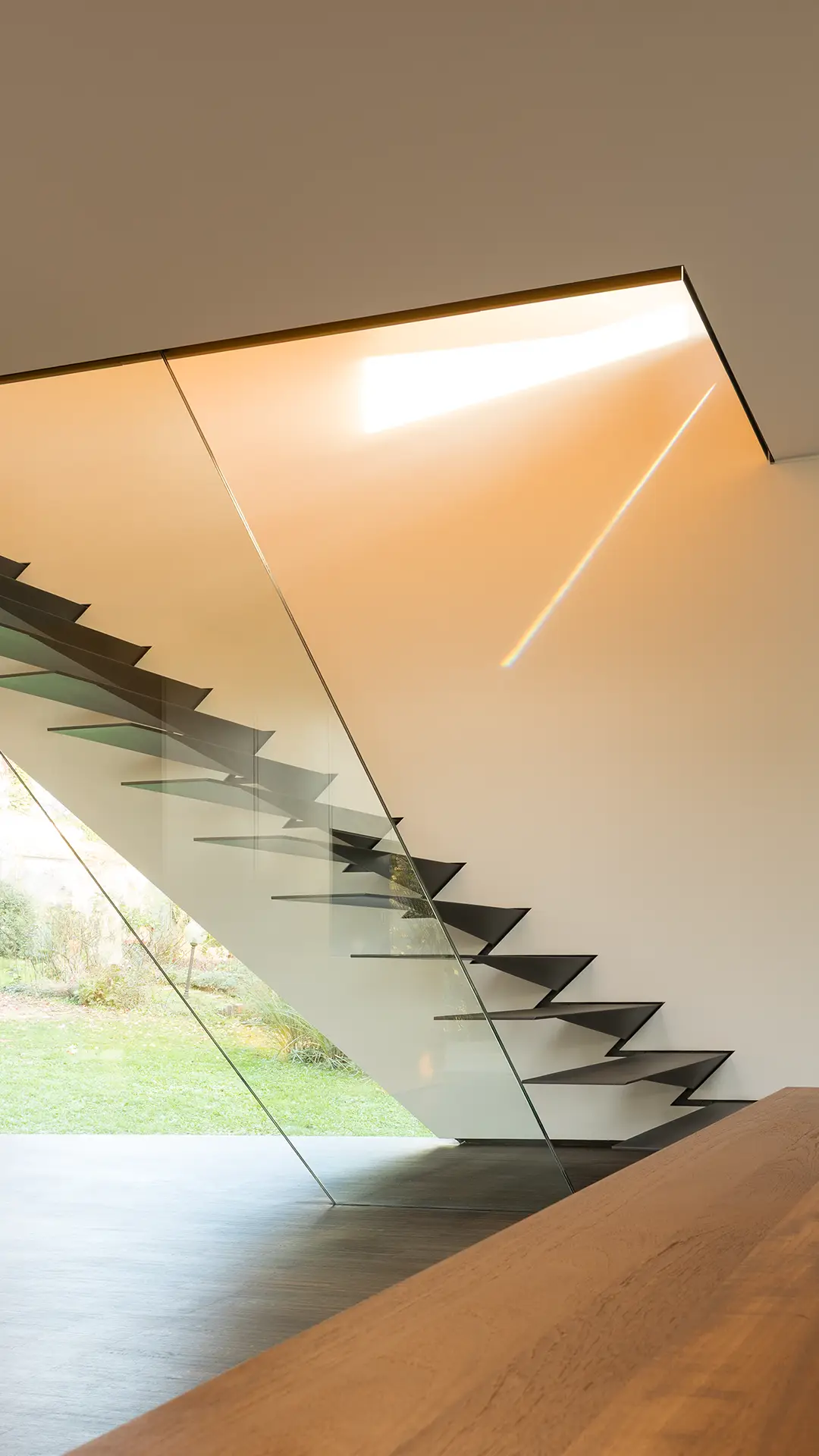 Vertikale Ansicht der Stahltreppe mit Kragstufen im Wohnhaus An Steins Garten in Gießen.