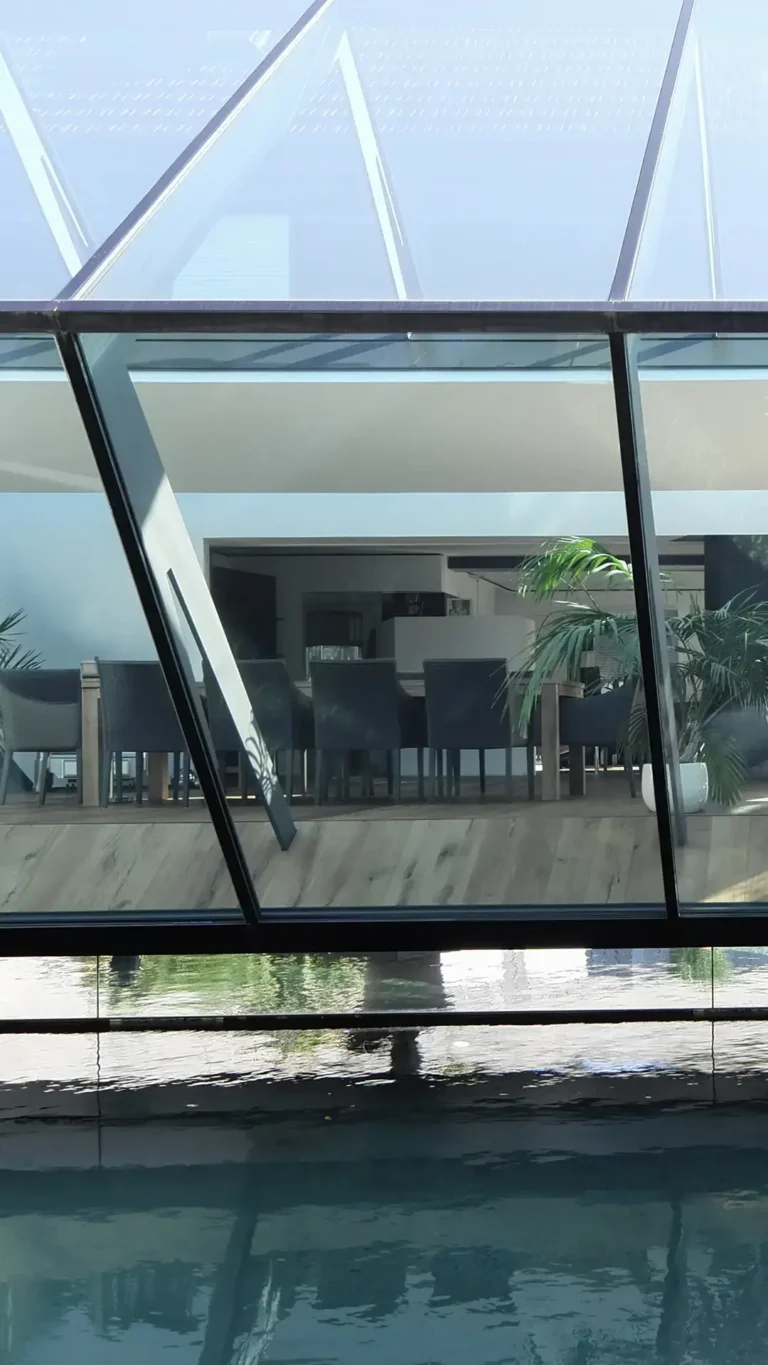 Wohnhaus N in Atzbach bei Wetzlar von Gronych + Dollega Architekten, vertikale Außenansicht mit Glaskörper, Wasserfläche und geschütztem Hof