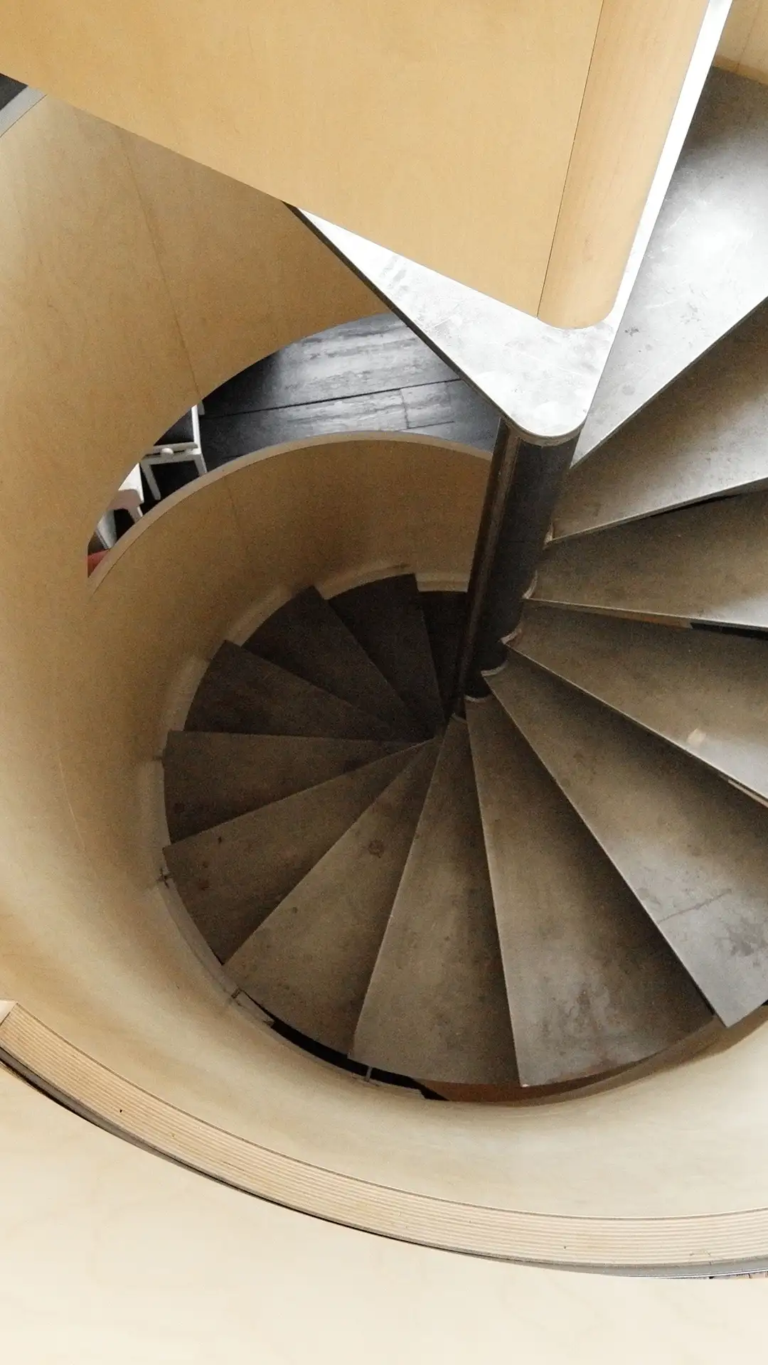 Spindeltreppe aus Rohstahl im Dachgeschoss des Wilhelmsplatz 16 in Offenbach