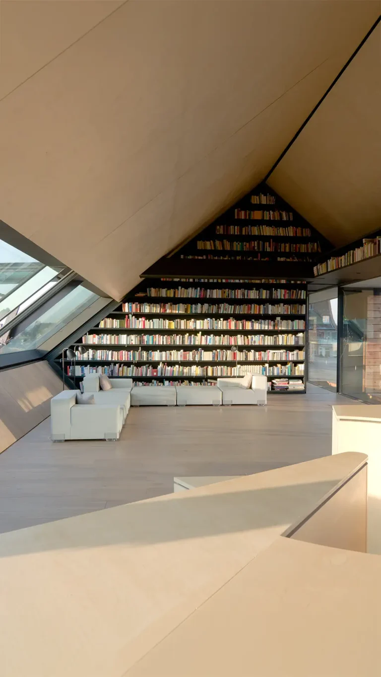 Dachgeschoss im Wilhelmsplatz 16 in Offenbach mit Bibliothek, Schrägverglasung und Blick über die Stadt
