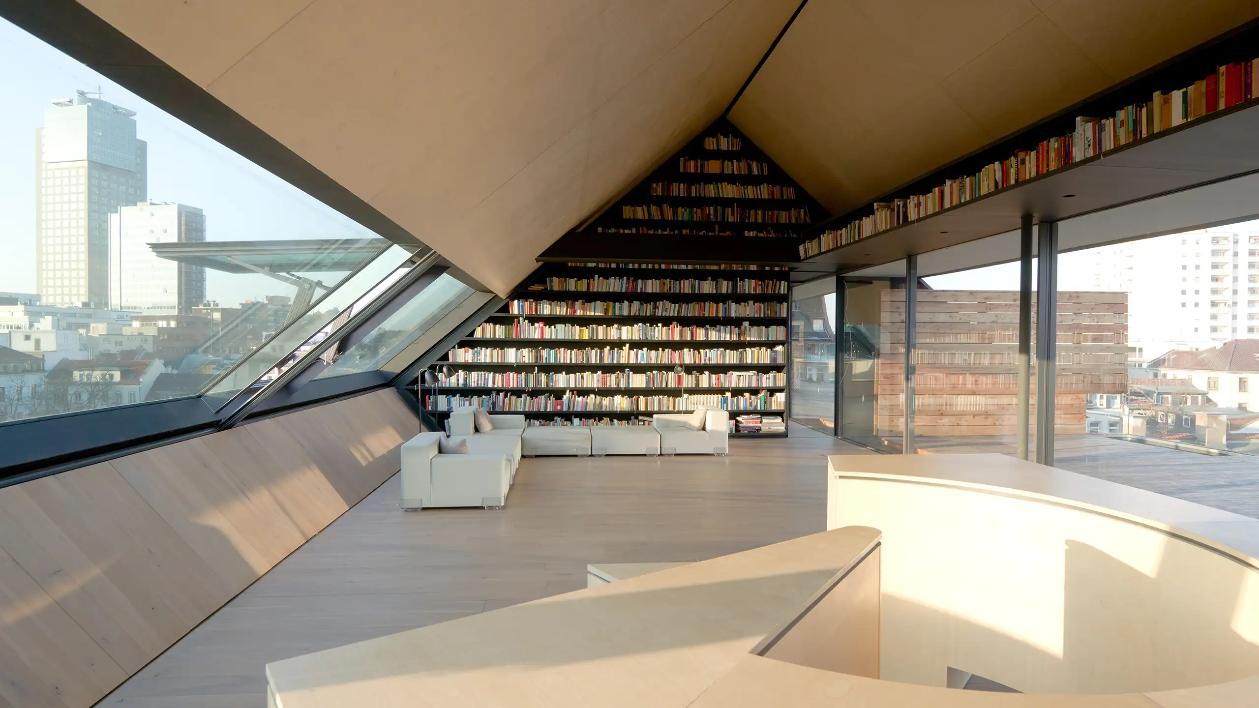 Dachgeschoss im Wilhelmsplatz 16 in Offenbach mit Bibliothek, Schrägverglasung und Blick über die Stadt