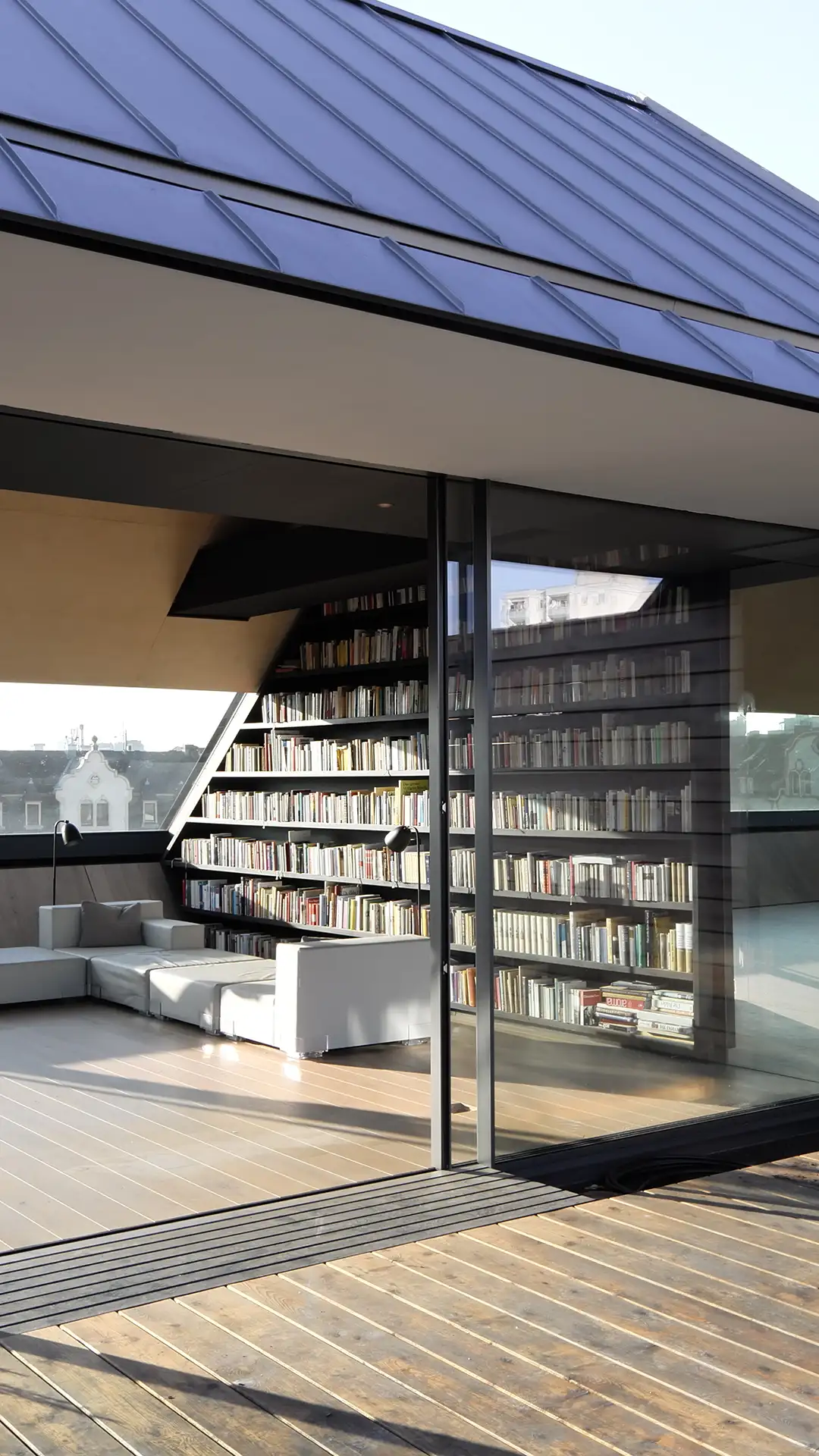 Blick von der Dachterrasse durch die geöffnete Sky-Frame-Verglasung in den Dachraum des Wilhelmsplatz 16 in Offenbach