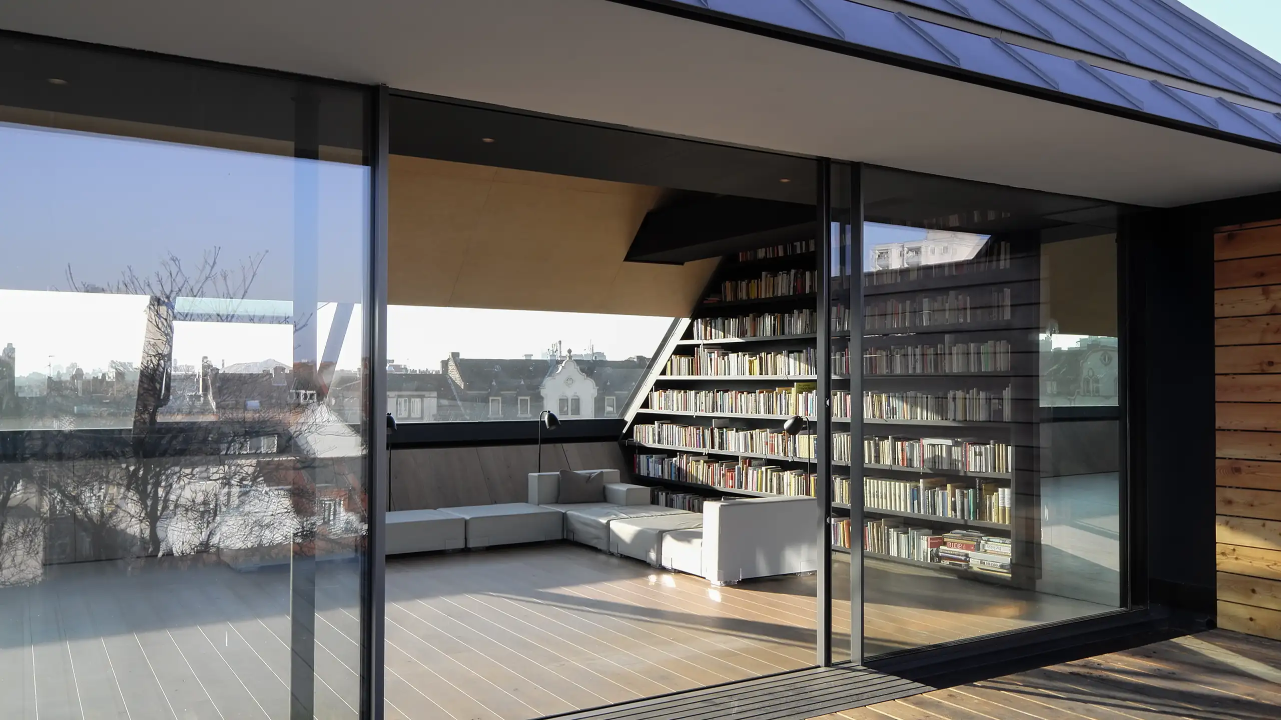 Blick von der Dachterrasse durch die geöffnete Sky-Frame-Verglasung in den Dachraum des Wilhelmsplatz 16 in Offenbach