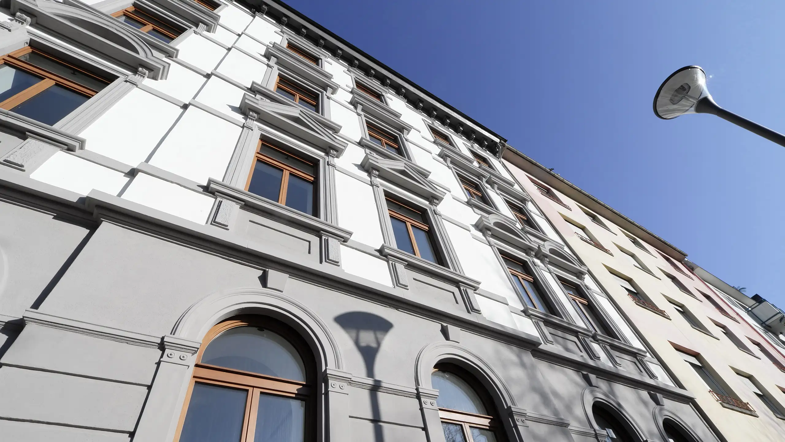 Neorenaissance-Fassade des Wilhelmsplatz 16 in Offenbach mit erneuerten Holzfenstern und Sandsteindetails