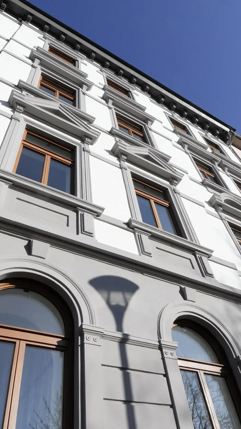 Neorenaissance-Fassade des Wilhelmsplatz 16 in Offenbach mit erneuerten Holzfenstern und Sandsteindetails