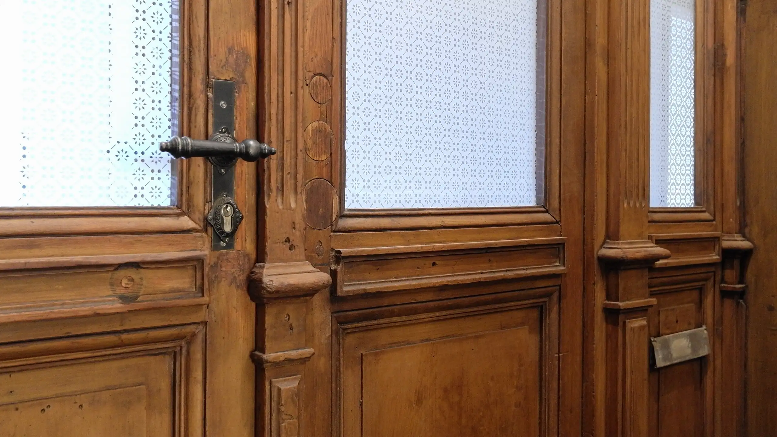 Historische Eingangstür im Treppenhaus des Wilhelmsplatz 16 in Offenbach mit erhaltenen Beschlägen und Holzdetails