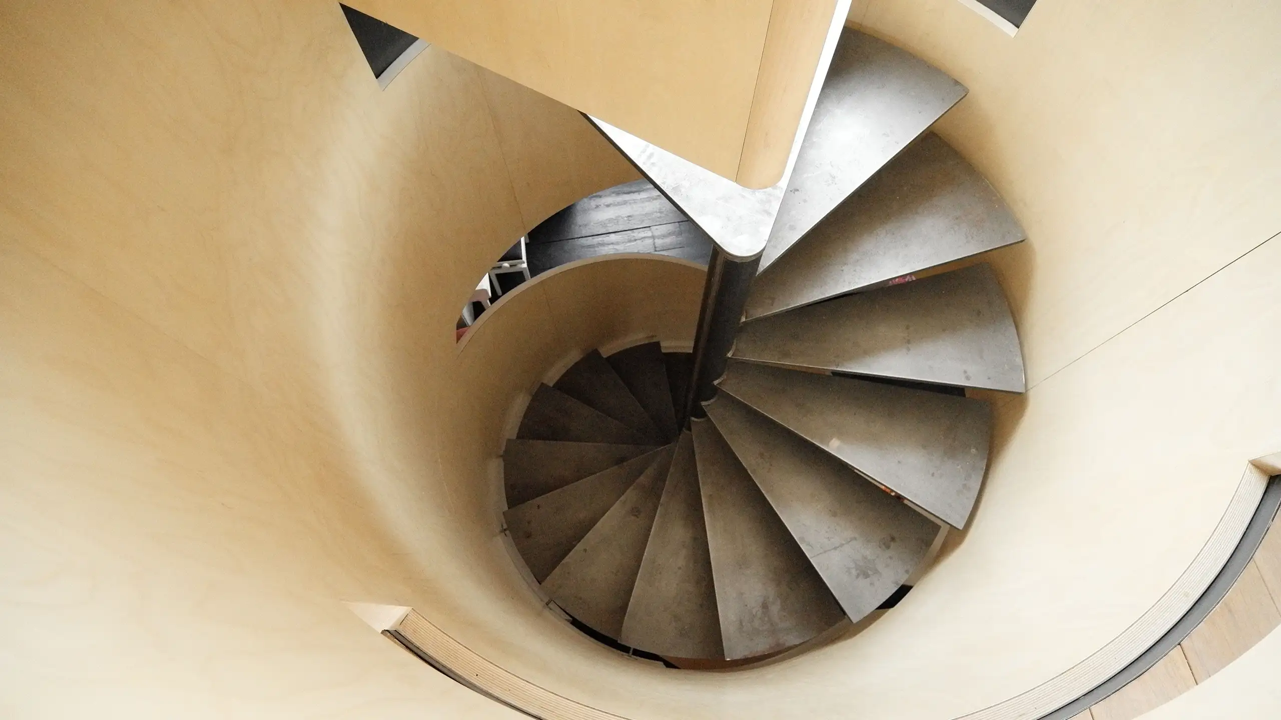 Spindeltreppe aus Rohstahl im Dachgeschoss des Wilhelmsplatz 16 in Offenbach
