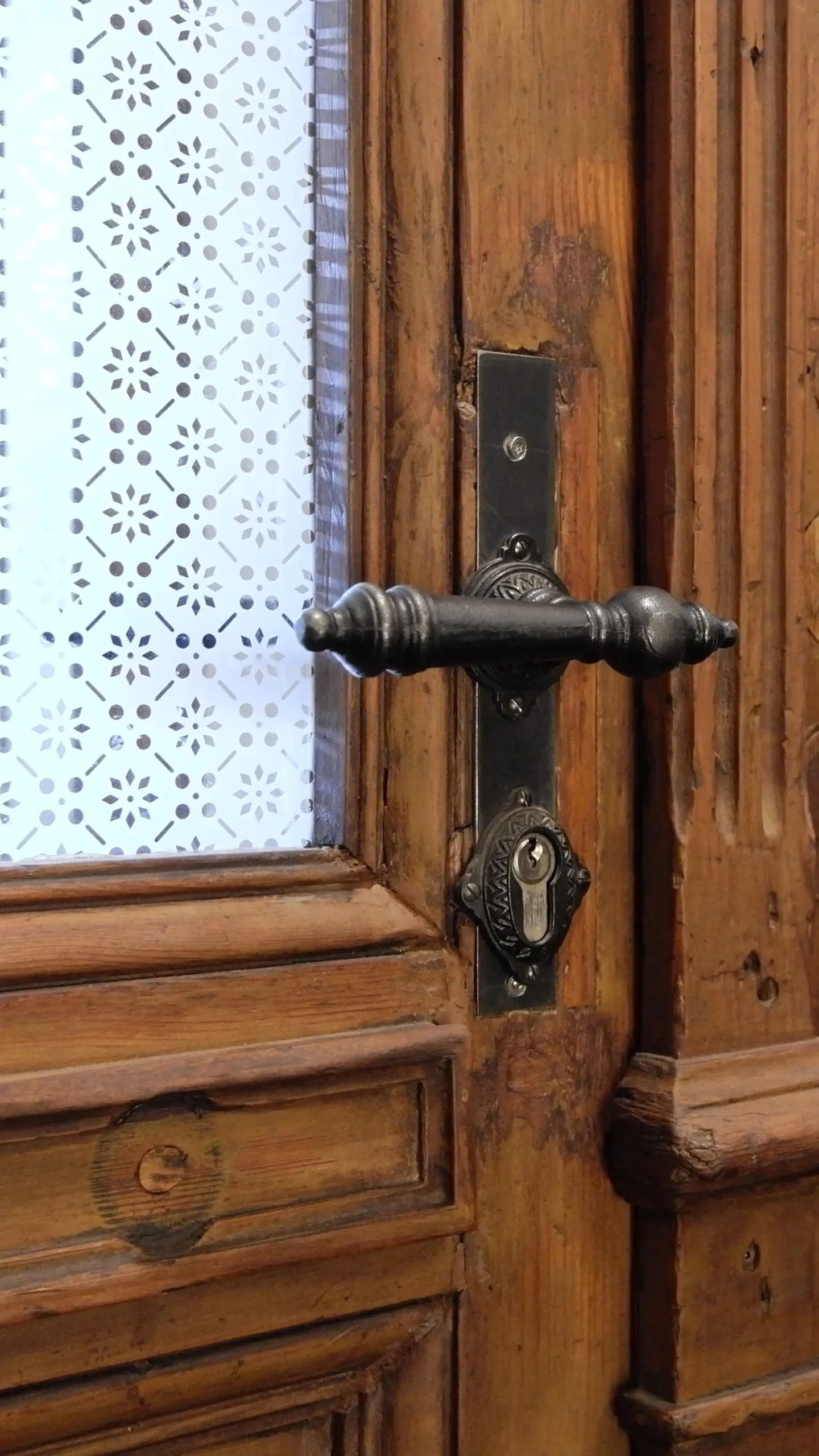 Historische Eingangstür im Treppenhaus des Wilhelmsplatz 16 in Offenbach mit erhaltenen Beschlägen und Holzdetails
