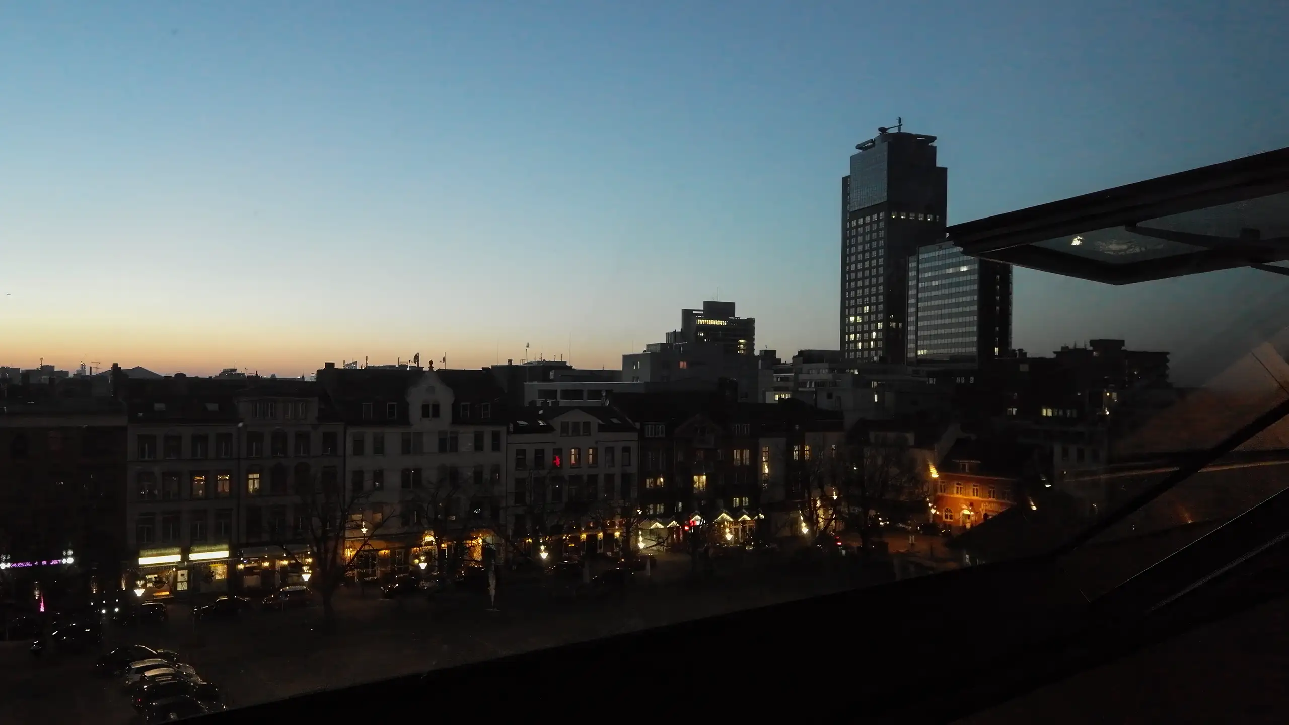 Abendblick aus dem Dachgeschoss des Wilhelmsplatz 16 in Offenbach über den beleuchteten Wilhelmsplatz